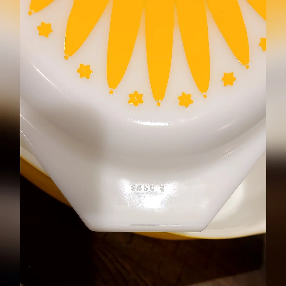 PYREX Vtg Sunflower Daisy Casserole Divided Dish With Lid 1 1/2 Quart